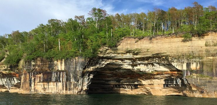 Rainbow-Cave-Lighthouse-Pictured-Rocks-Cruises
